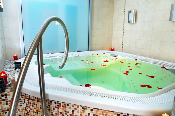 Kąpieli jacuzzi płatki róż domu wzrosła Zdjęcia stock © cookelma