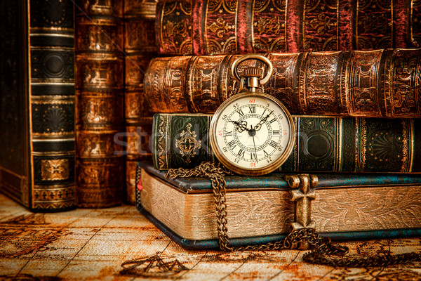 Vechi cărţi epocă ceas de buzunar antic carte Imagine de stoc © cookelma