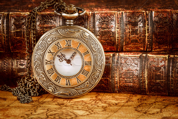 Vintage relógio de bolso antigo velho livros livro Foto stock © cookelma