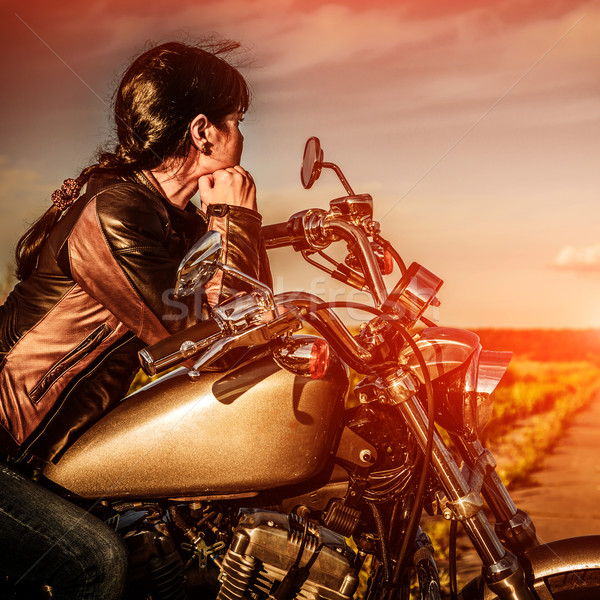 Biker Mädchen Motorrad Lederjacke schauen Sonnenuntergang Stock foto © cookelma