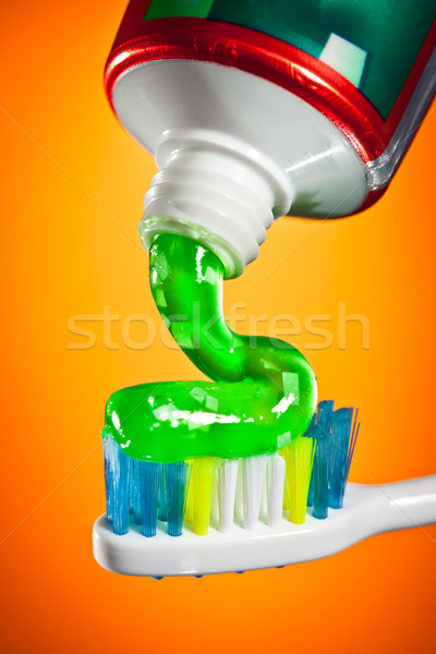 Tandpasta tandenborstel oranje groene geneeskunde druk Stockfoto © cookelma