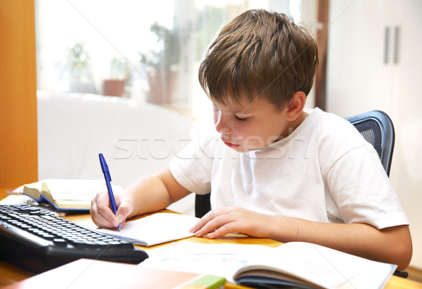 Jongen achter bureau papier boek school Stockfoto © cookelma