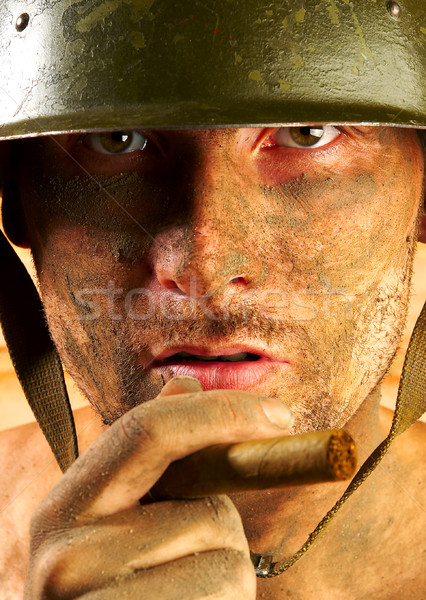 Soldat militar cască incendiu război moarte Imagine de stoc © cookelma