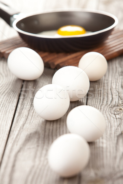 Ouă masa de lemn mic dejun alimente bucătărie Imagine de stoc © cookelma