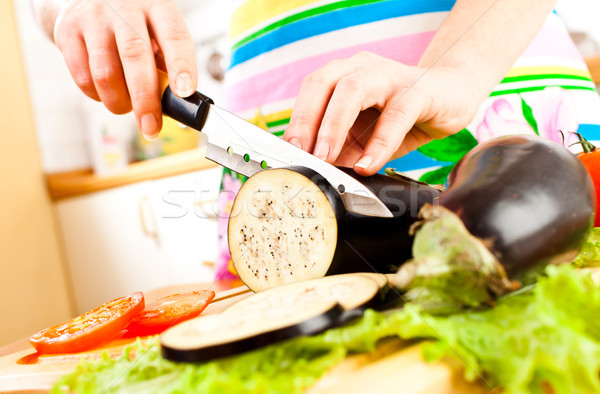 Ręce cięcie bakłażan bakłażan za świeże warzywa Zdjęcia stock © cookelma