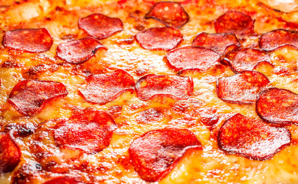 Foto d'archivio: Pepperoni · pizza · primo · piano · appetitoso · riempimento · frame