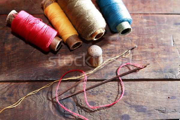 縫紉 集 木 頂針 針 緒 商業照片 © cosma