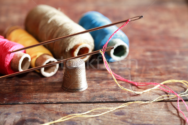 縫紉 集 木 頂針 針 緒 商業照片 © cosma