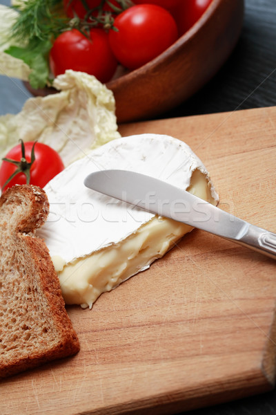 Foto stock: Queijo · camembert · legumes · faca · folha · verde