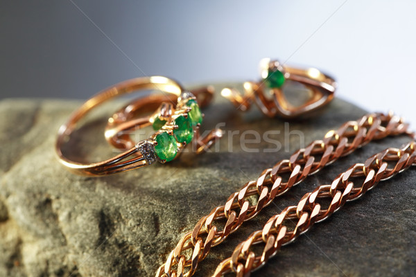 Złota szmaragd pierścień łańcucha szary kamień Zdjęcia stock © cosma