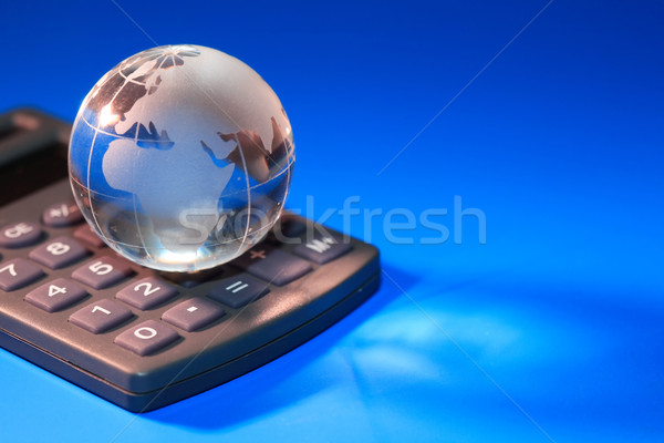 Global economía vidrio mundo calculadora azul Foto stock © cosma