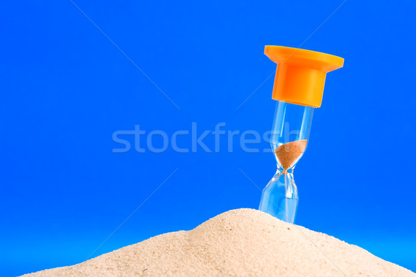 Foto stock: Ampulheta · areia · em · pé · azul · cópia · espaço · silhueta