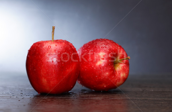 Roşu mere întuneric doua picături de apă măr Imagine de stoc © cosma