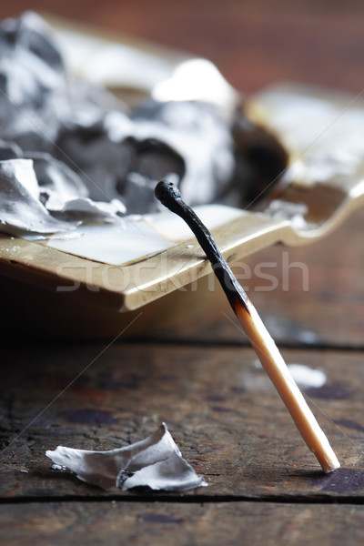 紙 灰 匹配 煙灰缸 火 復古 商業照片 © cosma