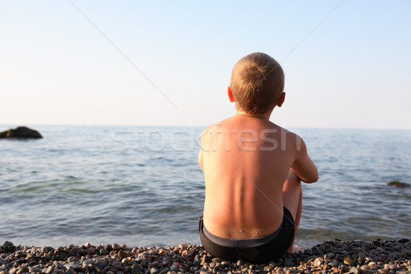 Chłopca morza młodych opalenizna posiedzenia plaży Zdjęcia stock © cosma