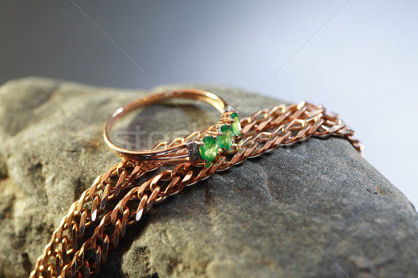 Złota szmaragd pierścień łańcucha szary kamień Zdjęcia stock © cosma