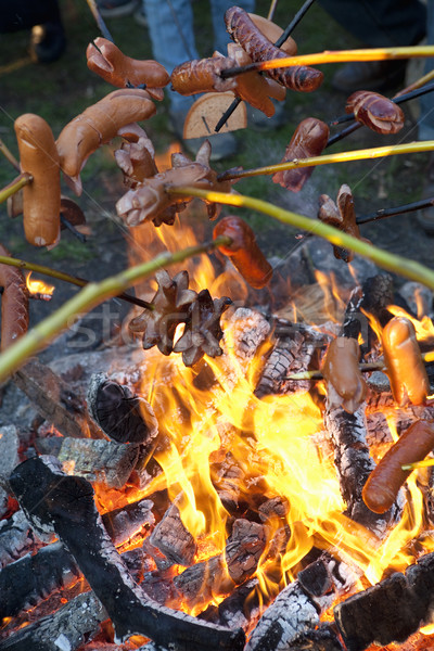 [[stock_photo]]: Personnes · griller · saucisses · camp · feu · feu · de · camp