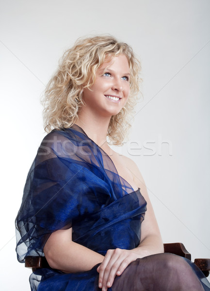 Femeie rochie de seara şedinţei scaun zâmbitor Imagine de stoc © courtyardpix