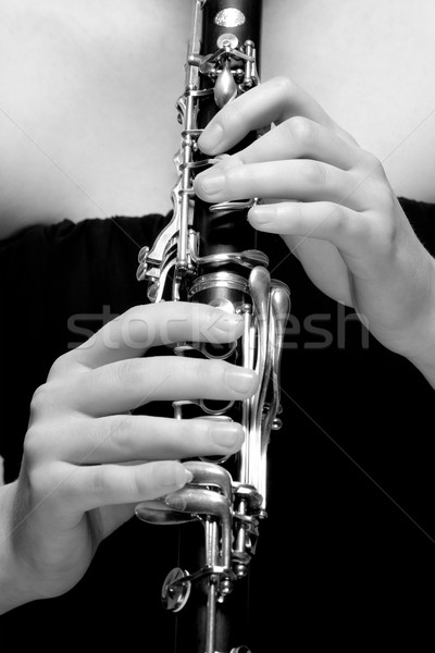Handen vrouwelijke muzikant spelen jonge vrouw Stockfoto © courtyardpix