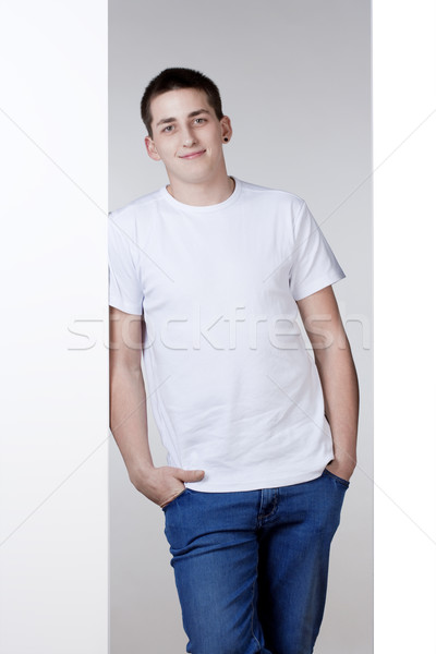 Portret młody człowiek ciemne włosy uśmiechnięty oczy młodych Zdjęcia stock © courtyardpix