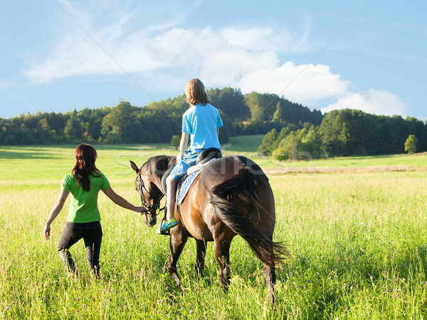 Stockfoto: Paardrijden · ervaring · vrouw · leidend · paard · jongen