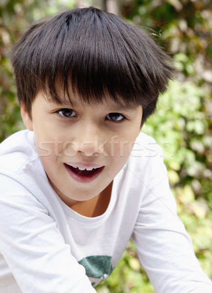 Portret băiat parul inchis la culoare în aer liber Imagine de stoc © courtyardpix