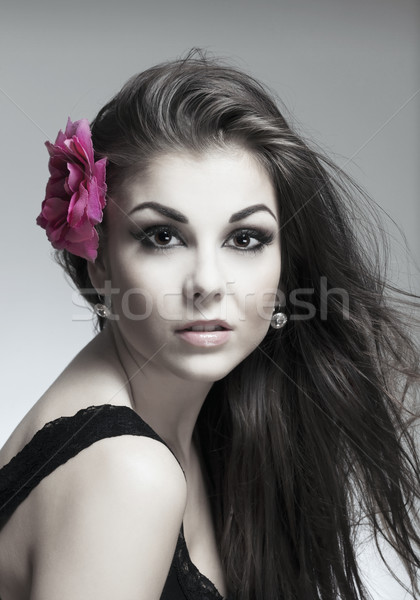 Portret tineri femeie frumoasa parul inchis la culoare uita Imagine de stoc © courtyardpix