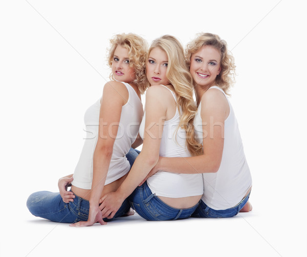 Tre giovani donne seduta piano isolato Foto d'archivio © courtyardpix