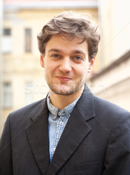 Porträt junger Mann braune Haare Freien Lächeln Gesicht Stock foto © courtyardpix