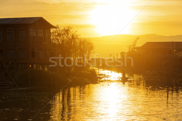 Lago pôr do sol tradicional flutuante aldeia água Foto stock © cozyta