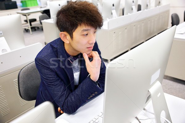 Fiatalember számítógéphasználat osztályterem fiatal ázsiai férfi Stock fotó © cozyta