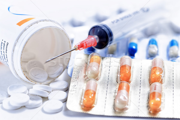 Medical seringă sticlă pastile medicament medicină Imagine de stoc © cozyta