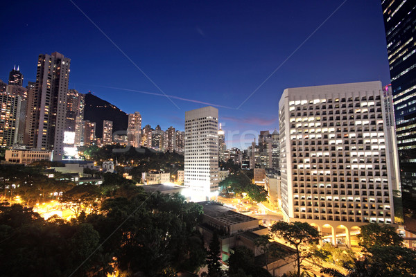 Edificio de oficinas noche Hong Kong cielo árbol edificio Foto stock © cozyta