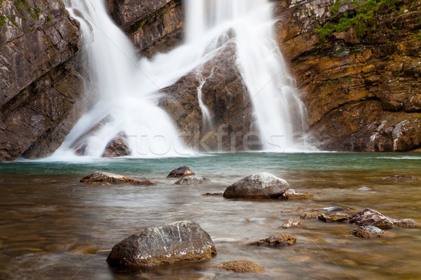 Parc stâncă cascadă râu proaspăt curent Imagine de stoc © CrackerClips
