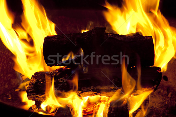 Foc de tabara ardere incendiu lemn portocaliu flacără Imagine de stoc © CrackerClips