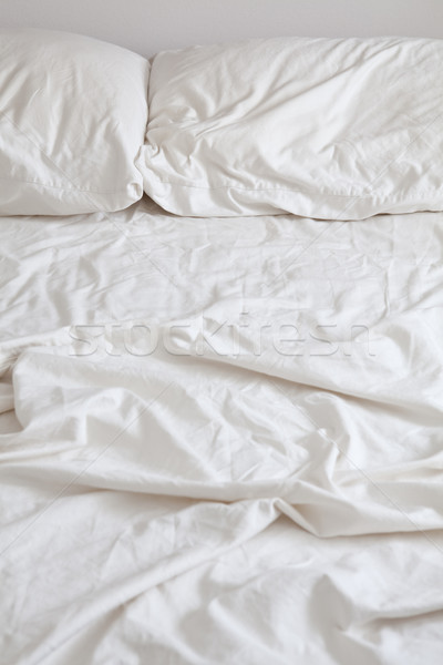Vuota letto cuscini sfondo colore camera da letto Foto d'archivio © CrackerClips