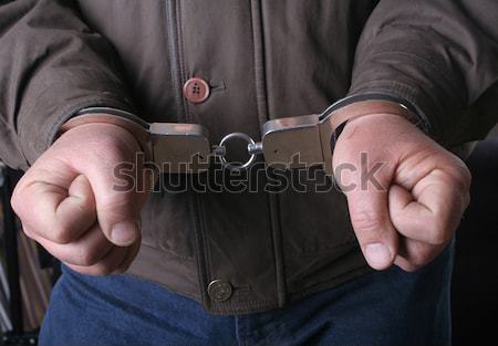 Arestat om cătuşe detaliu mâini drept Imagine de stoc © csakisti