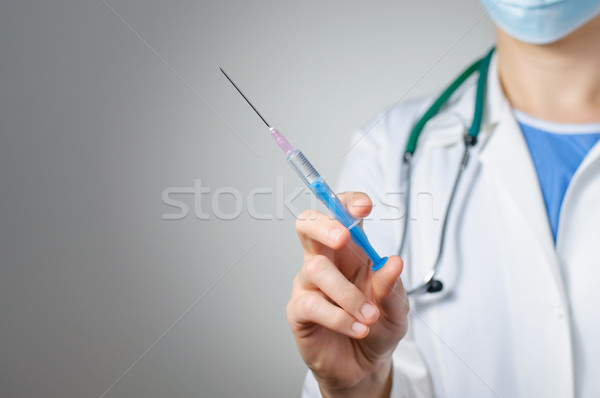 Femeie medic seringă medicină asistentă Imagine de stoc © CsDeli
