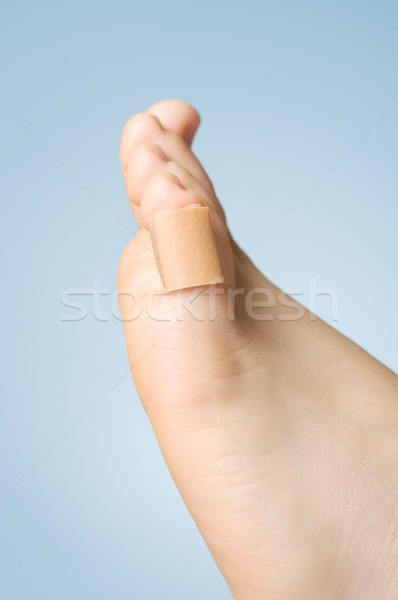 Primer plano yeso femenino dedo del pie herido adhesivo Foto stock © CsDeli