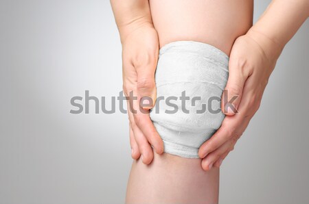 Ranny kolano krwawy bandaż bolesny kobieta Zdjęcia stock © CsDeli
