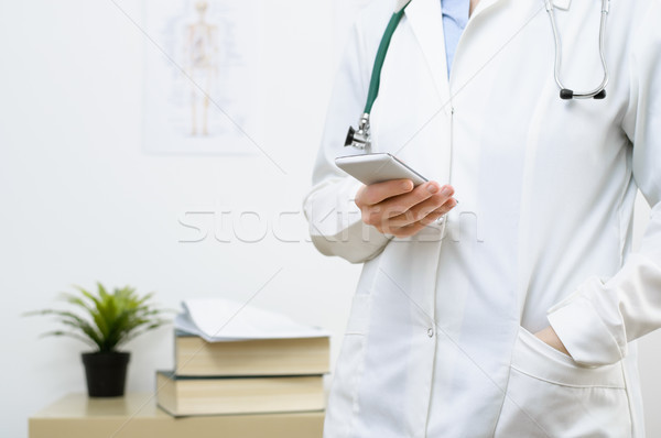 Weiblichen Arzt Smartphone medizinischen Büro Stock foto © CsDeli