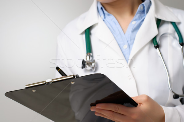 Foto stock: Médico · femenino · portapapeles · manos · trabajo