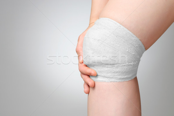 Verletzt Knie Verband schmerzhaft weiß Frau Stock foto © CsDeli