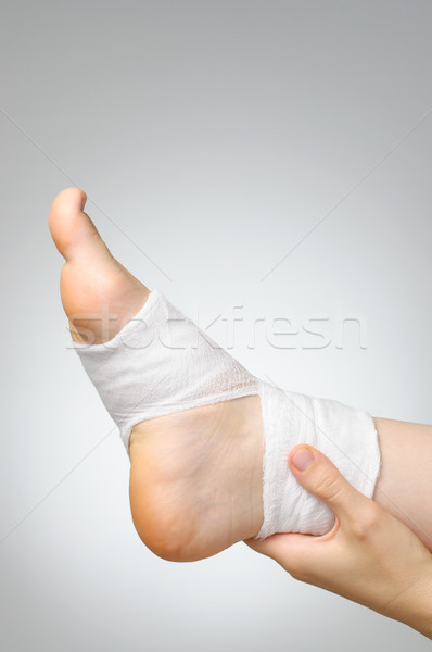 Sebesült láb bandázs fájdalmas fehér kéz Stock fotó © CsDeli