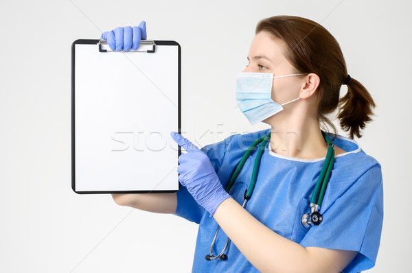 Foto stock: Médico · indicação · clipboard · feminino · papel · em · branco · mulher