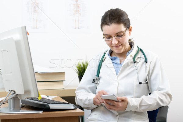 [[stock_photo]]: Souriant · médecin · smartphone · Homme · bureau · heureux