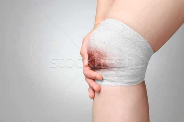 負傷 膝蓋 血腥 繃帶 痛苦 手 商業照片 © CsDeli