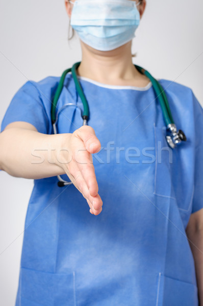 Stockfoto: Vrouwelijke · arts · aanbieden · handdruk · hand