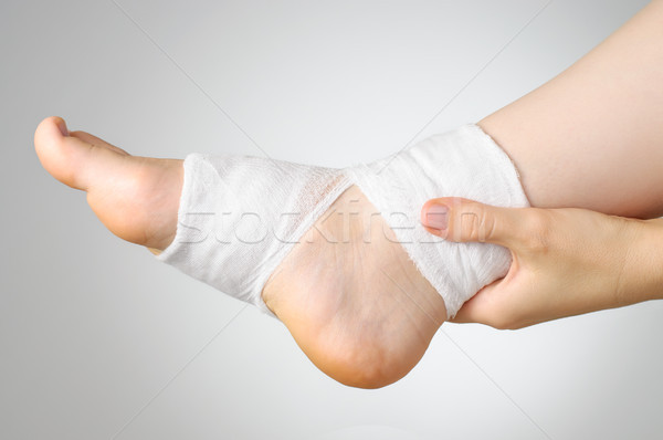 負傷 腳 繃帶 痛苦 白 醫生 商業照片 © CsDeli
