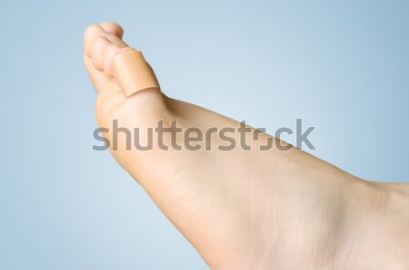 Primer plano yeso femenino dedo del pie herido adhesivo Foto stock © CsDeli